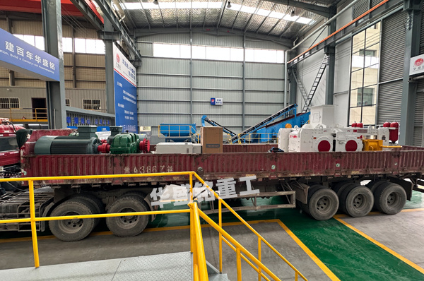 時(shí)產(chǎn)150-200t/hG1000x600型高壓輥磨機(jī)發(fā)貨現(xiàn)場(chǎng)